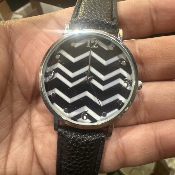 Working 40mm Zig Zag Black & White Gold Tone Watch With Black Leather Strap - Picture 1 of 9